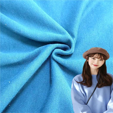 Qattiq trikotaj cho'tkasi bo'lgan terri jun